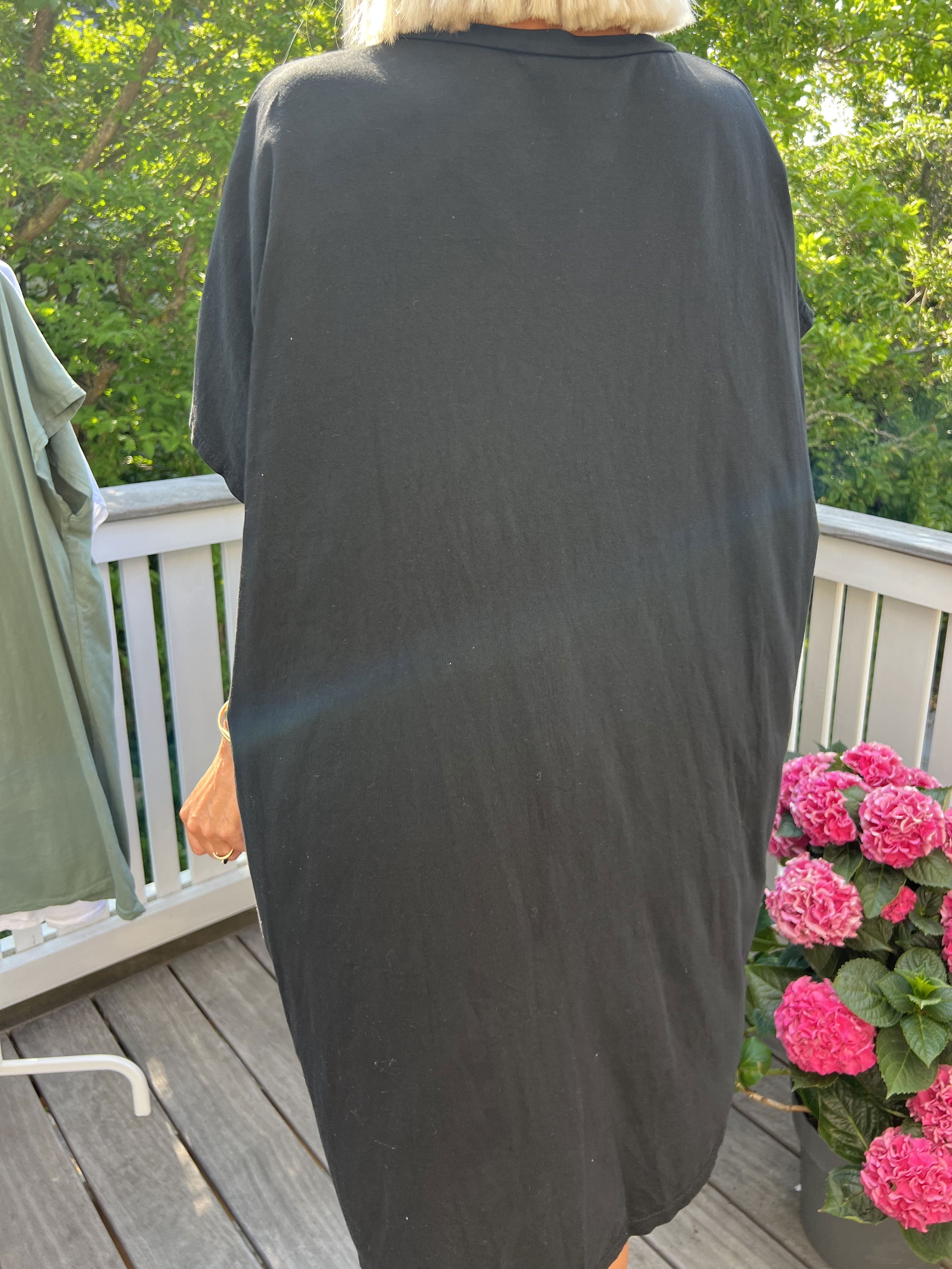 Bree - T-shirtklänning i bomull med guldtext på framsidan